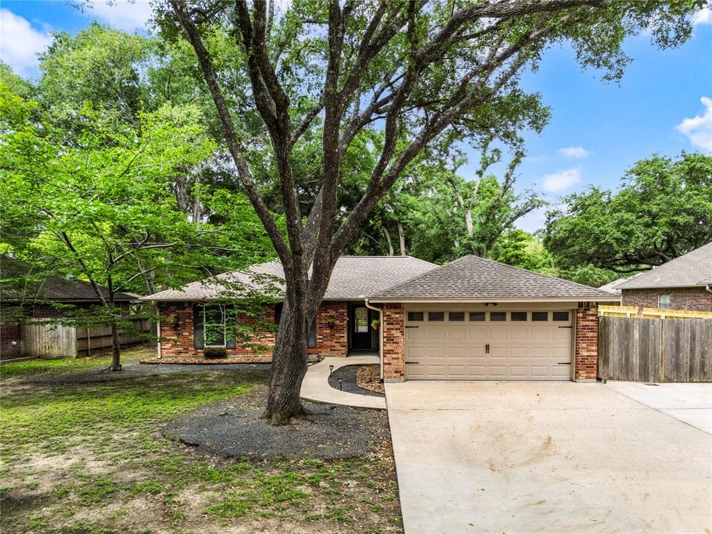 112 April Wind Dr E Montgomery, TX 77356